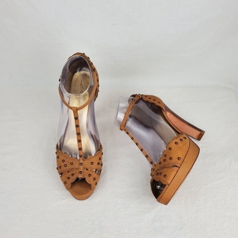 Vince Camuto all leather tan studs chunky heel sandals size 7B